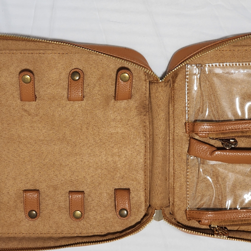 A zip-around jewelry organizer - Picture 2 of 7